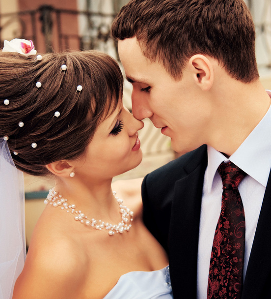 η νύφη και ο γαμπρός να φιλήσει τη στιγμή - Φωτογραφία, εικόνα