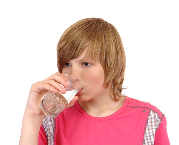 egy pohár víz fiú  - Fotó, kép