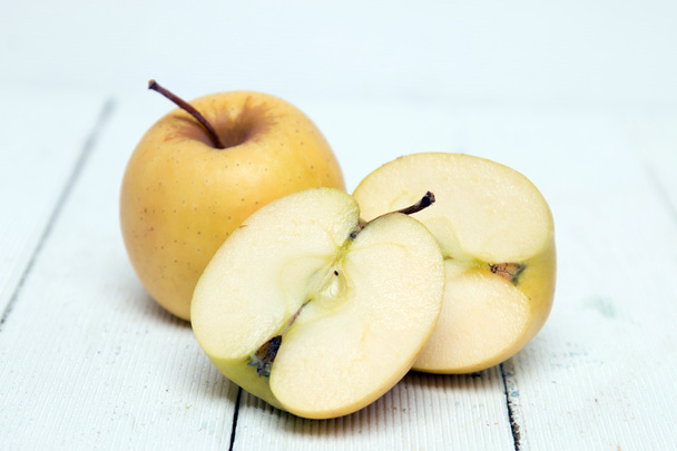 Свіжі смачні жовті яблучні фрукти
 - Фото, зображення