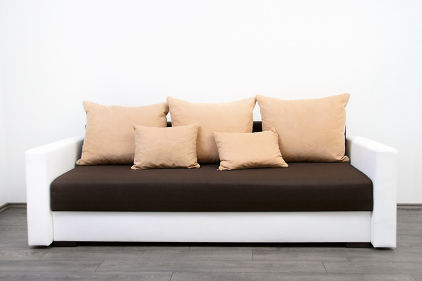 σύγχρονο καναπέ στο λευκό τοίχο - Φωτογραφία, εικόνα