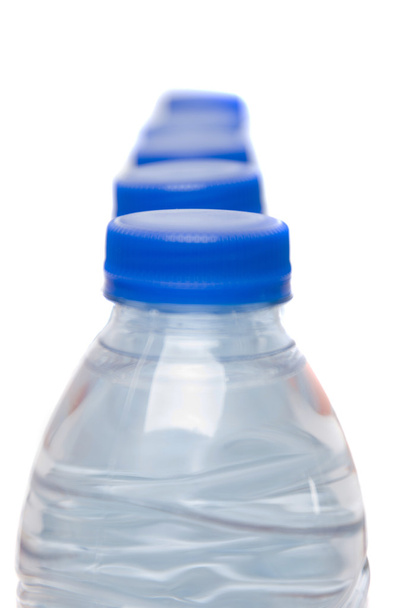 Ряд пластиковых бутылок с водой
 - Фото, изображение