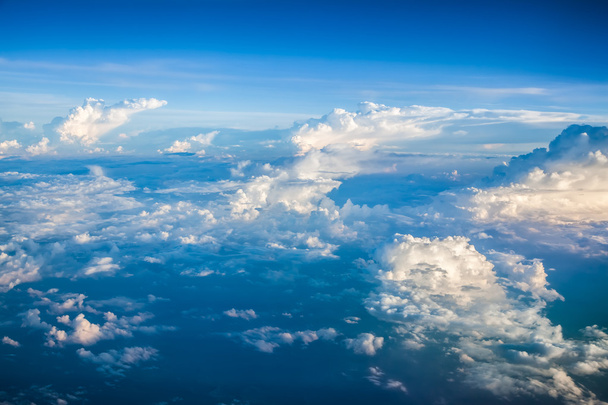 Wolken en lucht gezien door het raam van een vliegtuig - Foto, afbeelding