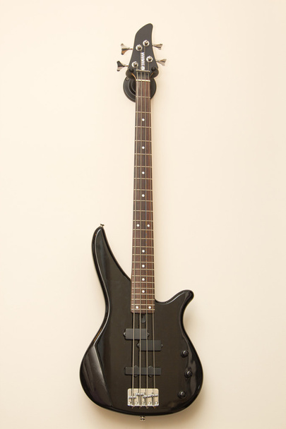 Black bass kytara visící na zdi - Fotografie, Obrázek