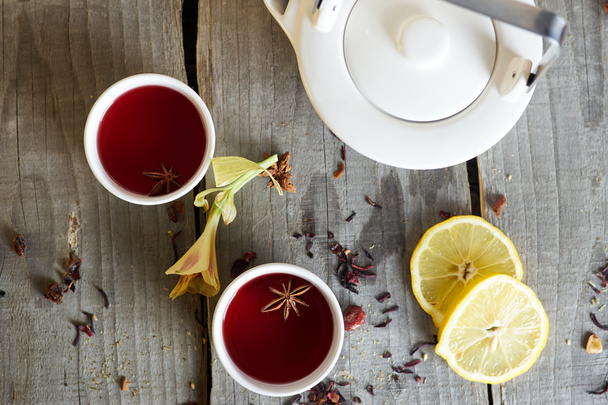 Красный чай в белых чашках
 - Фото, изображение
