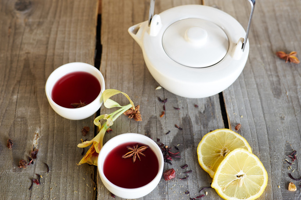 Vörös tea, fehér csészében - Fotó, kép