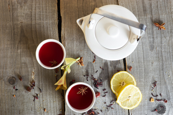 Κόκκινο τσάι σε λευκό φλυτζάνια - Φωτογραφία, εικόνα