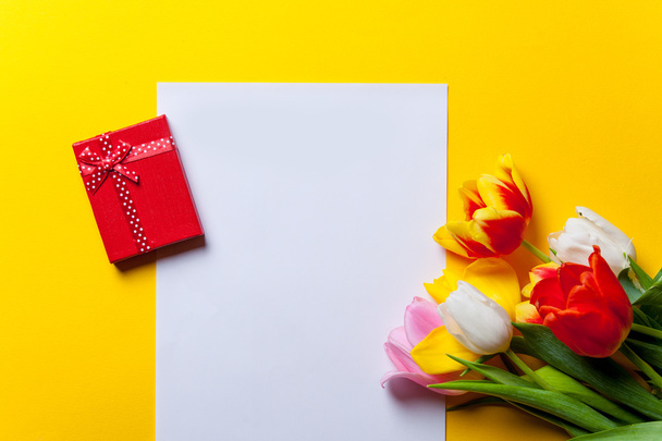 tulipani e carta con regali su giallo
  - Foto, immagini
