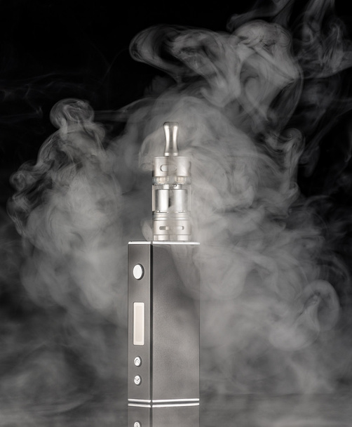 electronic cigarette over a dark background - Foto, afbeelding