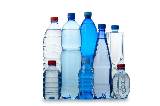 picie wody w butelkach na biały - Zdjęcie, obraz