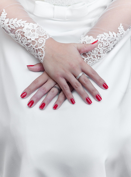 невеста на свадьбе со сложенными руками и красными ногтями
 - Фото, изображение