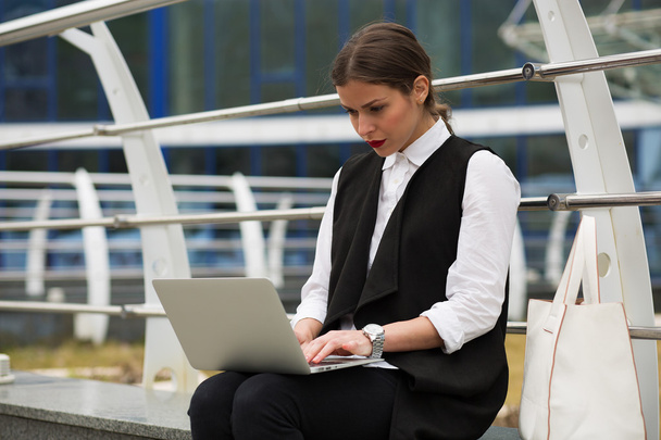 donna d'affari con un computer portatile - Foto, immagini