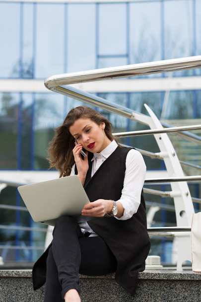 Business woman with a laptop - Photo, image
