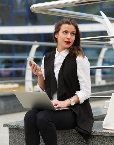 Business woman with a laptop - Photo, Image