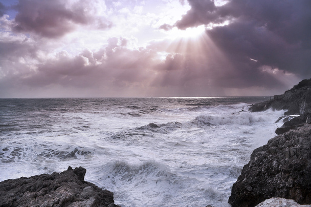 Бушующее море и облачное небо
 - Фото, изображение
