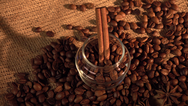 Kávová zrna s badyánem a skořice na pytloviny, cam přesune na pravý, stín - Záběry, video