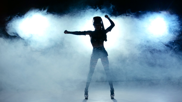 Começar a dança da menina sexy bonita em roupas de terno preto erótico, fumaça
 - Filmagem, Vídeo