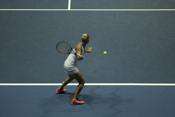 junge Frau spielt Tennis. - Foto, Bild