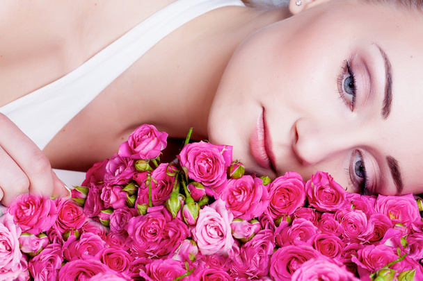 Girl with rose flowers - Φωτογραφία, εικόνα