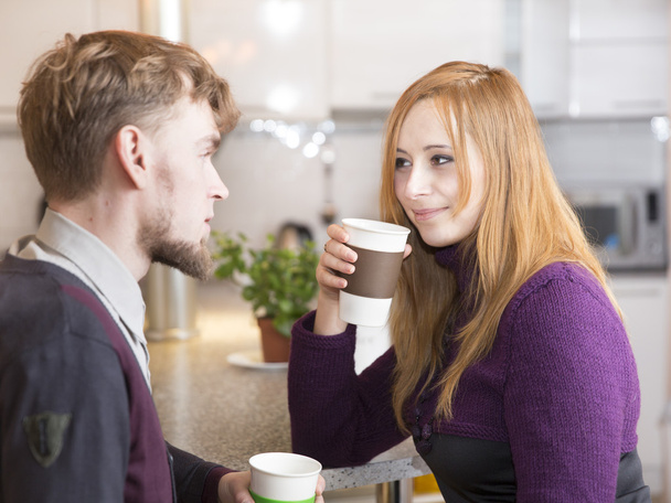 Joven pareja feliz bebiendo té por la mañana
 - Foto, imagen