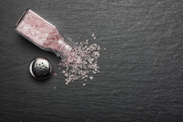 sůl, pokropil na černém pozadí kamene  - Fotografie, Obrázek