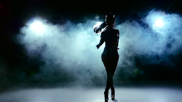 Χορός του όμορφη σέξι κορίτσι σε ρούχα, ερωτική μαύρο κοστούμι καπνού, αργή κίνηση - Πλάνα, βίντεο