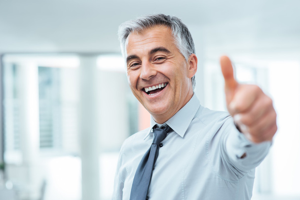 Cheerful businessman thumbs up - Фото, зображення