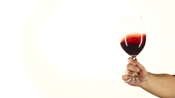 Bewegende rode wijnglas, wit - Video