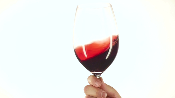 Bewegende rode wijnglas, wit, slowmotion - Video