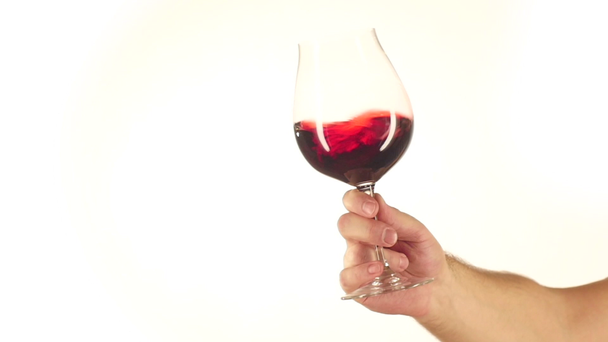 Bewegende rode wijnglas, wit, slowmotion - Video