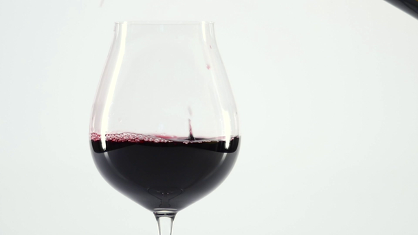 Splash van wijn in de cup vulling, wit, slowmotion, close-up - Video