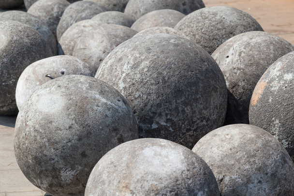 Bolas de cañón en Taman Fatahilah, Old Town Yakarta
 - Foto, Imagen