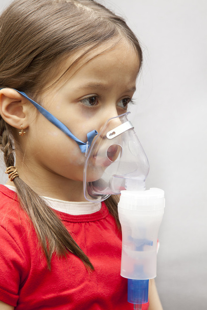 Little girl with nebulizer - Foto, afbeelding