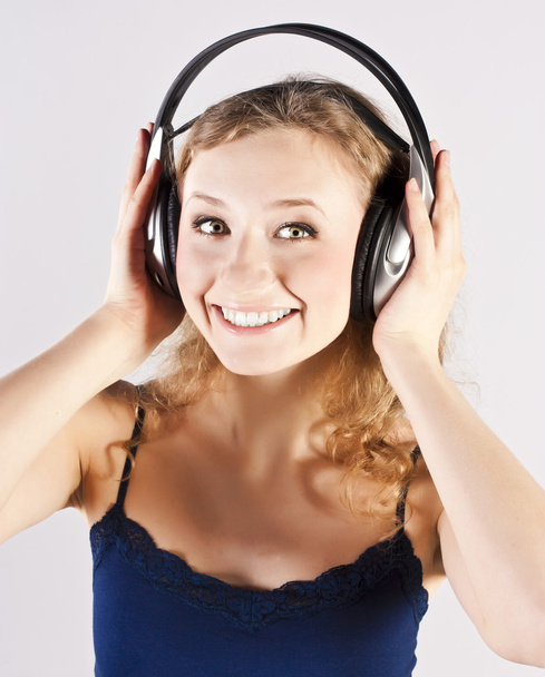 Pretty woman listening, and enjoying music - Zdjęcie, obraz