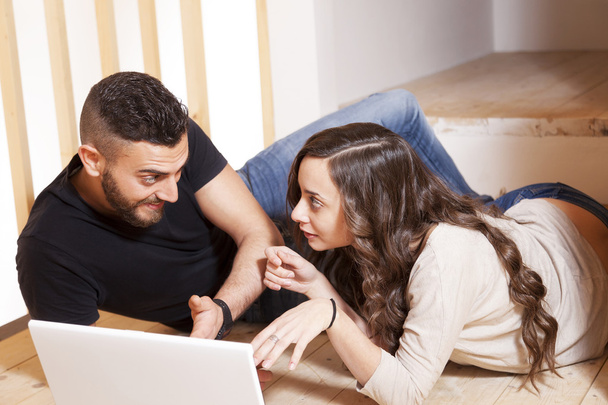 young couple plans to the computer new home - Φωτογραφία, εικόνα