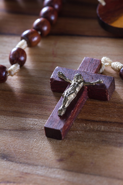 rosario sobre una mesa
  - Foto, imagen