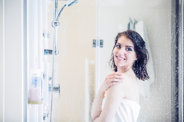 Kaunis brunette nainen suihkussa jälkeen pitkä stressaava päivä.Nainen suihkussa ja nauttia kylpy moderni suunnittelija kylpyhuoneessa.Kylpylä- ja terveydenhoito.Ihonhoito käsite
 - Valokuva, kuva