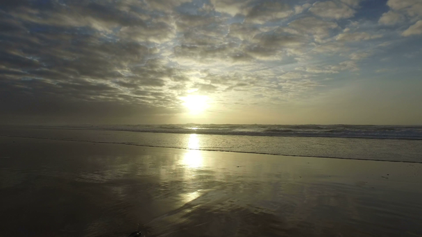 Hermosa puesta de sol en praia Vale Figueiras en Portugal
 - Metraje, vídeo