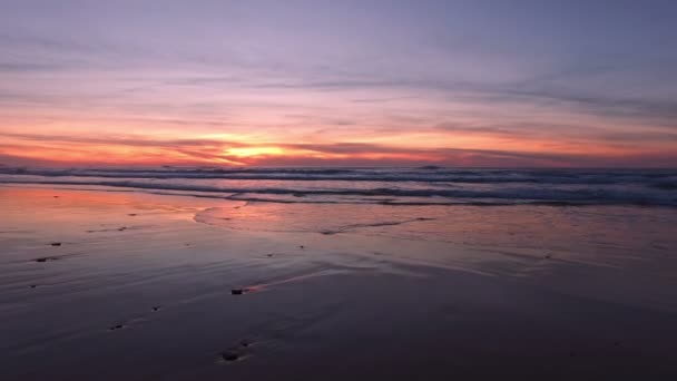 Mooie zonsondergang in praia Vale Figueiras in Portugal - Video