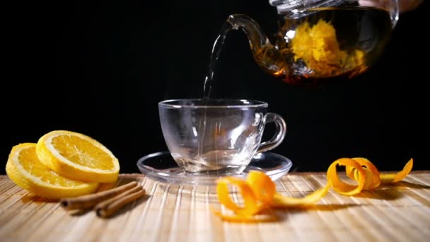 Lití kvetoucí čaj skořice a pomeranč - Záběry, video
