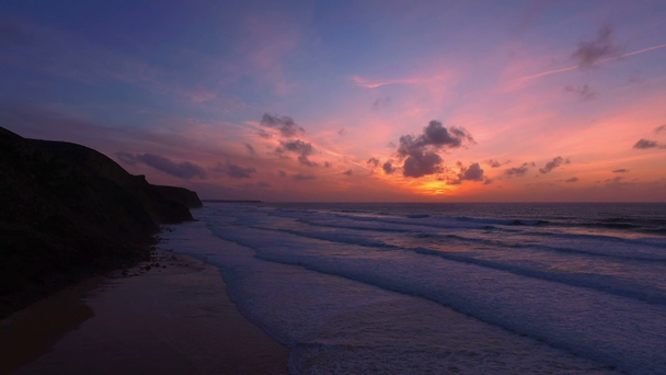 Gyönyörű naplemente a praia Vale Figueiras Portugáliában - Felvétel, videó
