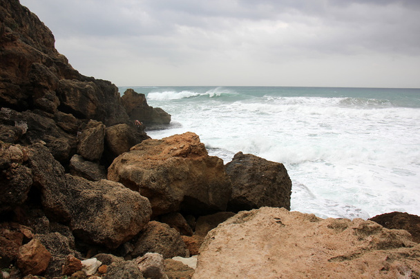 rocas a orillas del mar Mediterráneo
 - Foto, Imagen