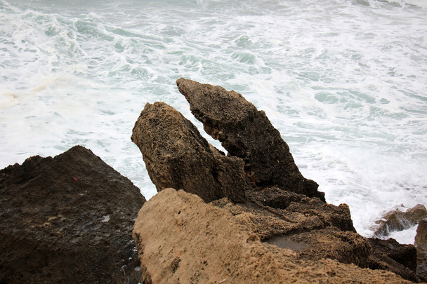 rochers au bord de la mer Méditerranée
 - Photo, image