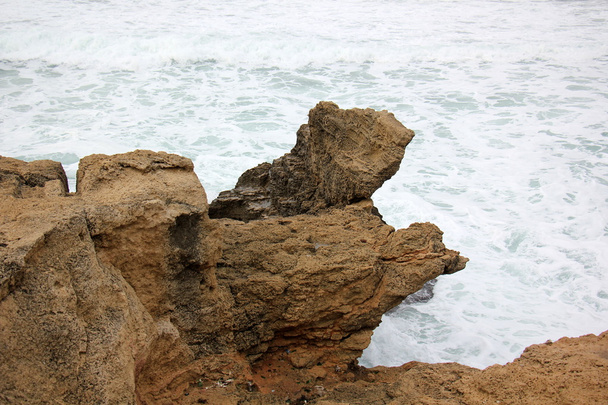 rochas na costa do Mar Mediterrâneo
 - Foto, Imagem