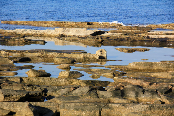 rocas a orillas del mar Mediterráneo
 - Foto, imagen