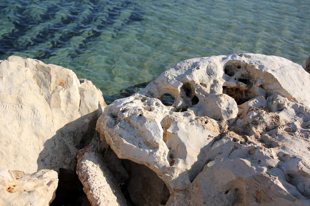 rocce sulla riva del Mar Mediterraneo
 - Foto, immagini