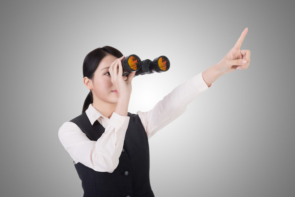 mujer de negocios sosteniendo un prismáticos
 - Foto, imagen