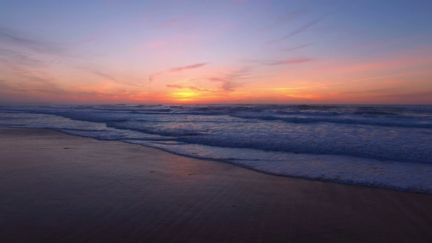 Gyönyörű naplemente a praia Vale Figueiras Portugáliában - Felvétel, videó