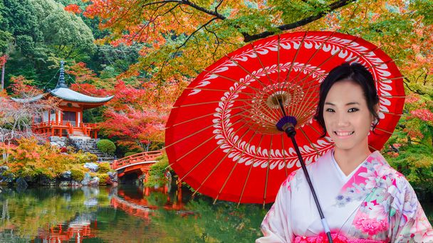Fiatal japán nő a kiotói Daigoji templomban - Fotó, kép