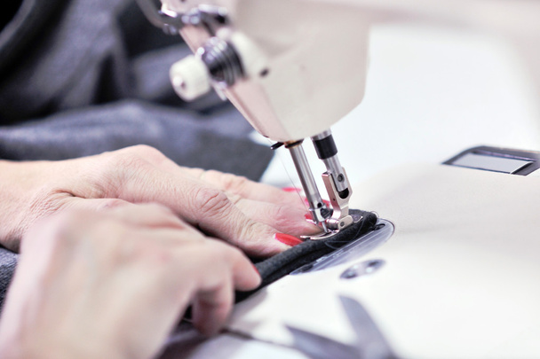 Hands of Seamstress Using Sewing Machine - Valokuva, kuva