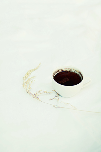 Een kopje koffie op witte achtergrond. Kopje koffie geïsoleerd op een witte achtergrond. Koffie met melk witte kop. Koffiekopje geïsoleerd. Koffie latte art met koffie bean op wit. - Foto, afbeelding